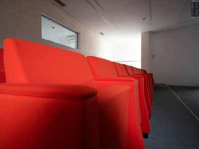 Poco pi� avanti invece � stata allestita una piccola sala cinematografica con circa una quarantina di poltrone che sar� dedicata alla proiezione di anteprime o di lavori che non vengono distribuiti nei cinema